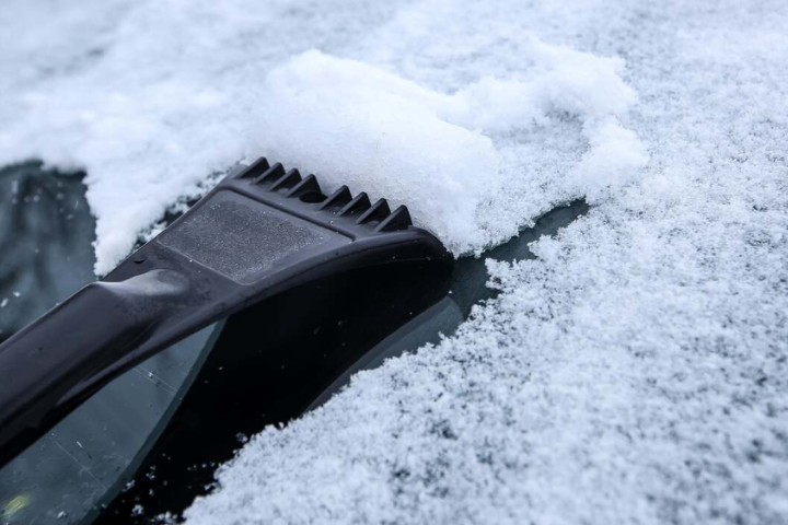 How to Use an Ice Scraper on a Car to Clean Snow?